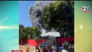 Incendio de gran magnitud en depósito de Fernando de la Mora