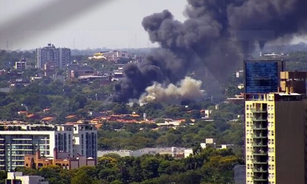 Reporan incendio de gran magnitud en edificio de TL Multimarcas