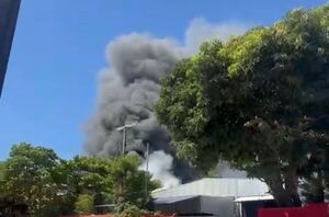 AHORA: Incendio en depósito de Fernando de la Mora