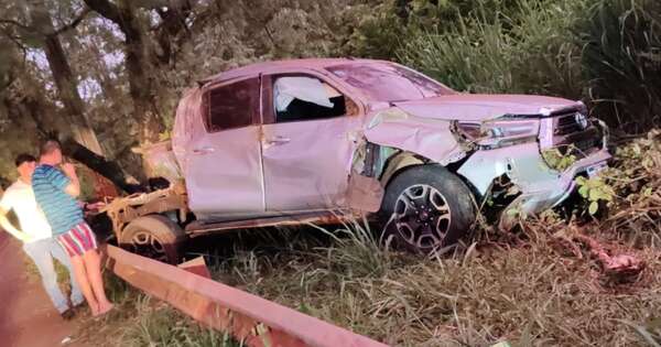 Diario HOY | Conductor se duerme al volante y choca contra columna de la ANDE