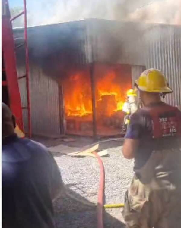 Gran incendio en un depósito de Fernando de la Mora - Policiales - ABC Color