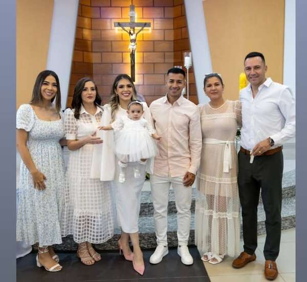 ¡Mirá las fotos del bautismo de la tercera hija de Derlis González! - Gente - ABC Color