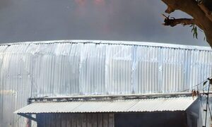 (Video) Reportan incendio del depósito de prendas y calzados deportivos