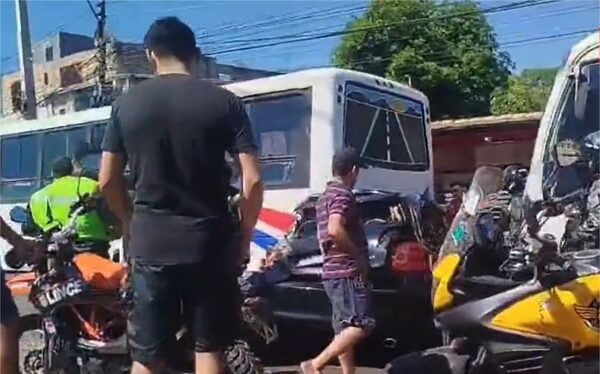 (Video) Camión fuera de control impactó contra otros vehículos en Acceso Sur