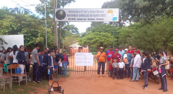 Padres de Escuela Rural en Horqueta No Inician Clases por Falta de Rubros
