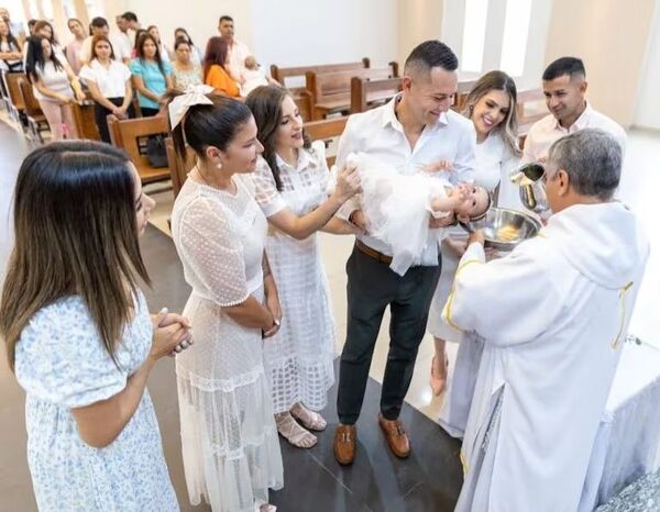 (GALERÍA) La hija paha de Derlis González se volvió cristiana y ¡mirá quién es su paíno!