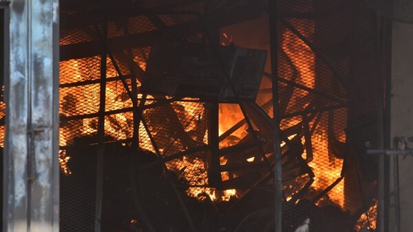 Incendio en depósito de Fernando de la Mora: “Cuando llegamos ya era imposible controlar”