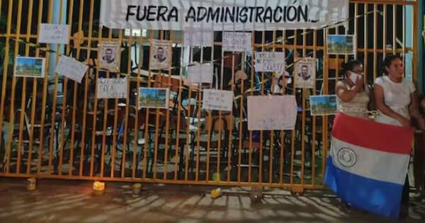 Diario HOY | Continúa toma en colegio de J. Augusto Saldívar: padres y alumnos exigen retorno de la directora