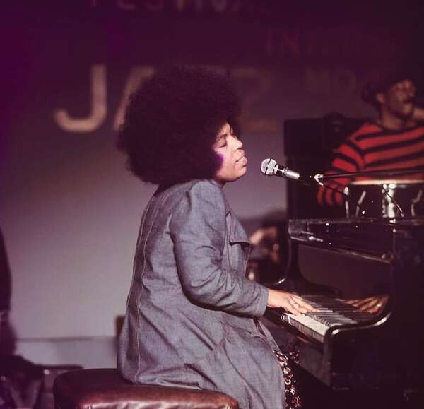 Roberta Flack, la voz de “Killing me softly with his song”, muere a los 88 años - Música - ABC Color
