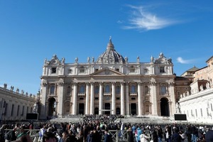 El Vaticano convocó a una oración masiva por la salud del papa Francisco en la plaza San Pedro - ADN Digital