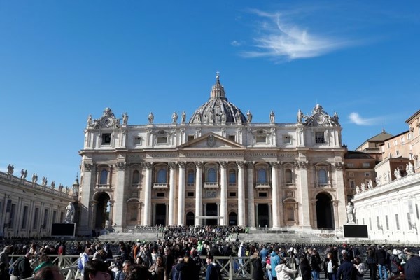 El Vaticano convocó a una oración masiva por la salud del papa Francisco en la plaza San Pedro - ADN Digital