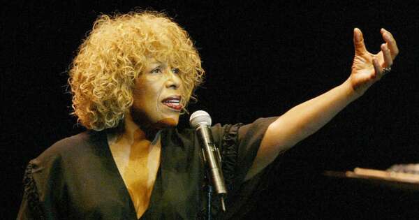 Diario HOY | Cantante de ‘Killing Me Softly’ muere a los 88 años