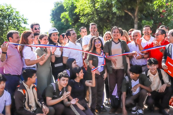 Santiago Peña inaugura histórica obra de asfalto en Caaguazú - ADN Digital