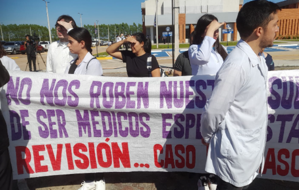 Médicos que buscan especializarse protestaron frente al Hospital de Coronel Oviedo