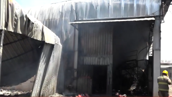 Bomberos remueven escombros tras controlar incendio de depósito en Fernando de la Mora