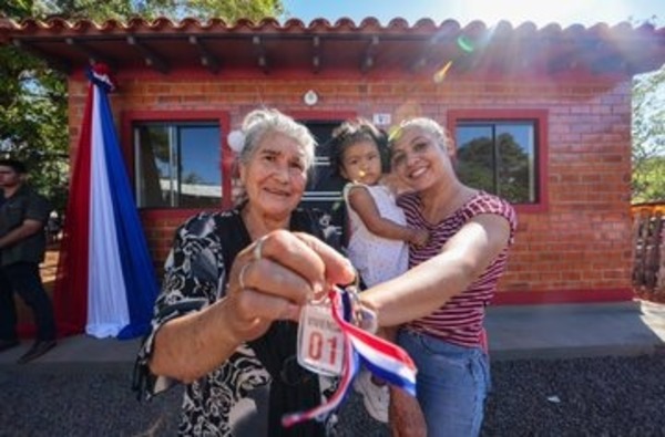 Santiago Peña entrega viviendas sociales en Caaguazú y reafirma compromiso con las familias más humildes - ADN Digital