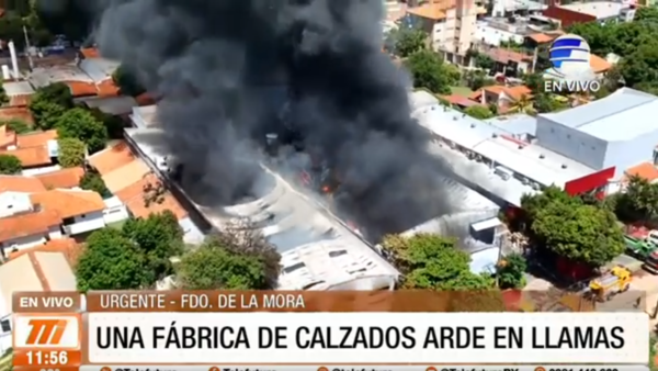 Fábrica de calzados arde en llamas en Fernando de la Mora