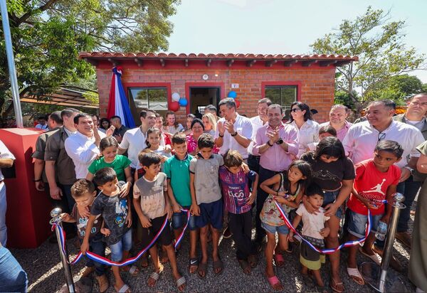 Peña entrega llaves de casa propia a 186 familias en Caaguazú - El Trueno