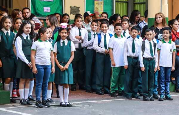 Ministro de Educación: “Insto a las familias que sus hijos hagan otras actividades que complementen a la escuela” - trece