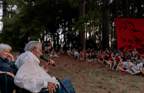 José Mujica llegó a un campamento de jóvenes militantes y habló sobre su cáncer: “Soy boleta”