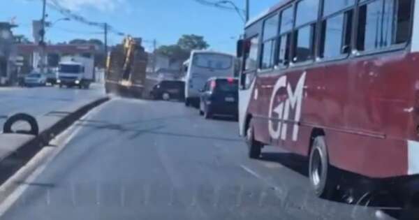 La Nación / Camión perdió los frenos y embistió a numerosos vehículos sobre exAcceso Sur