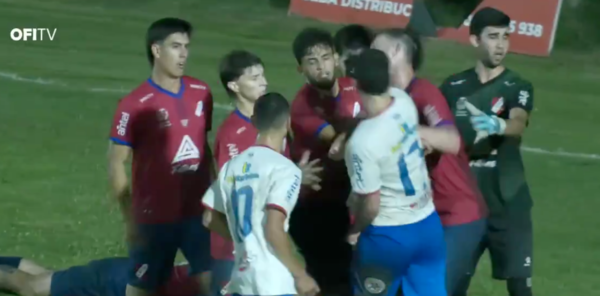 Versus / Pasó en el fútbol uruguayo: Jugador se hizo tendencia tras noquear a su rival