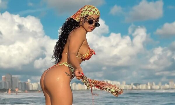 ¡Mamauuu! La cantante Ale Draguicevich enciende las redes con sus fotos en la playa