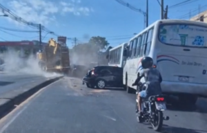 Camión sin frenos causa choque múltiple en ruta PY01