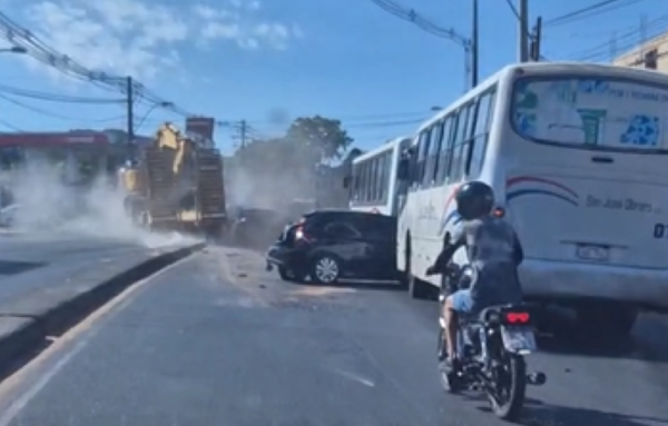 Camión sin frenos causa choque múltiple en ruta PY01