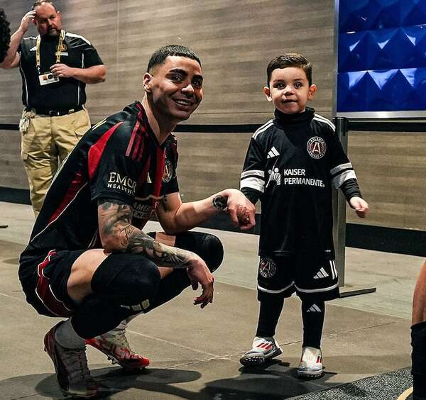 ¡Mirá el tierno video de Francesco, hijo de Miguel Almirón, ingresando a la cancha con su papi! - Gente - ABC Color