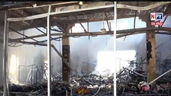 Fernando de la Mora: Bomberos controlan incendio en depósito