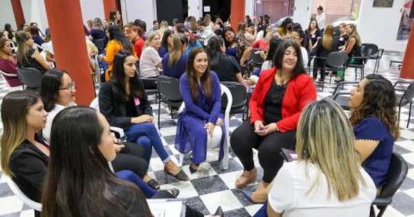 La Nación / Mujeres ocupan el 56% de los cargos de alta gerencia en Ministerio de Economía