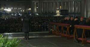 La Nación / Las oraciones por la salud del papa Francisco se concentran en la plaza de San Pedro