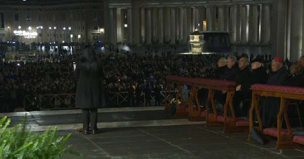La Nación / Las oraciones por la salud del papa Francisco se concentran en la plaza de San Pedro