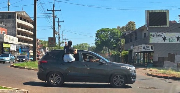 Imprudencia vial en CDE: joven se expone al peligro