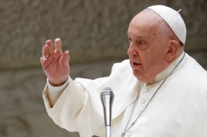 Desde el Vaticano informaron que el Papa tuvo una leve mejoría - Unicanal