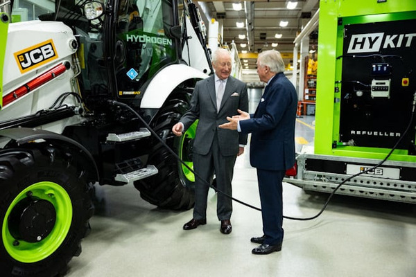 El Rey Carlos III de Inglaterra descubre el futuro del hidrógeno de JCB en su 80 aniversario