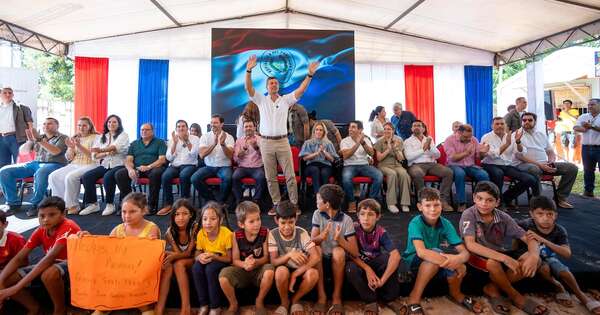 La Nación / 236 familias de Caaguazú recibieron la llave de su casa propia