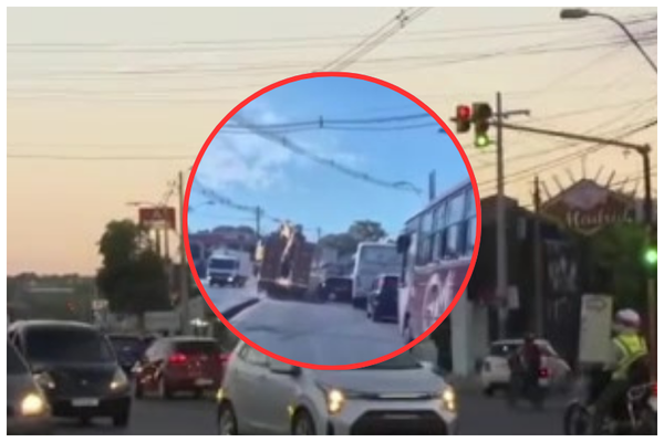Camión fuera de control provocó triple choque en Acceso Sur - SNT