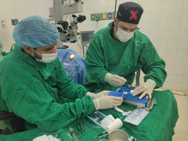 Realizan trasplante de córnea a paciente de 61 años en Medicina UNA - 1000 Noticias
