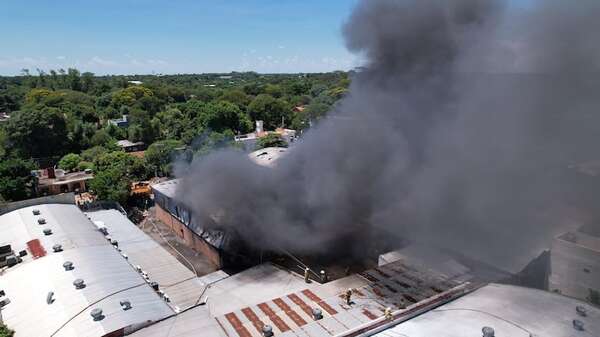 AUDIO: Bomberos sofocaron el 80% del incendio de un depósito de Fernando de la Mora  - Periodísticamente - ABC Color