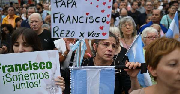 Diario HOY | Cientos acuden a misa por el papa Francisco en plaza argentina donde denunciaba la exclusión