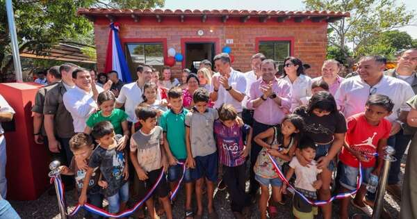 La Nación / MUVH entregó 236 viviendas sociales