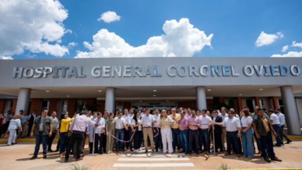 Peña inaugura un hospital y entrega casas en Caaguazú