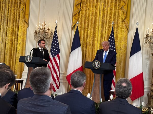 Macron le dice a Trump que "la paz no debe suponer la rendición de Ucrania" - 1000 Noticias