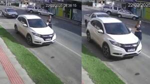 [VIDEO] De no creer: caminaba por la calle cuando quedó en medio de un violento accidente