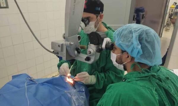Realizan trasplante de córnea a paciente de 61 años en Oftalmología de Clínicas – Prensa 5