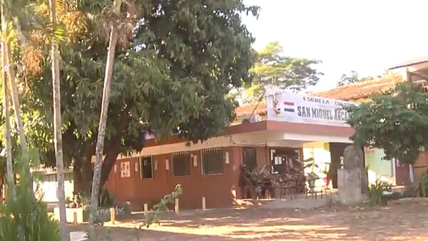 Padres siguen con toma de colegio en J. Augusto Saldívar