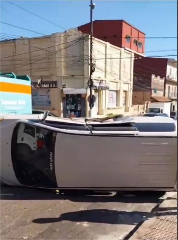 (Video) Camioneta volcó tras colisionar otros dos vehículos
