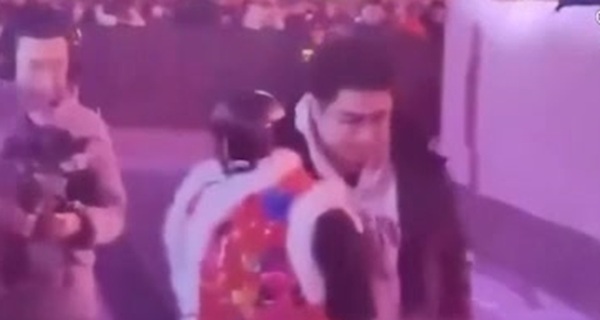 Robot pierde el control y ataca a una persona en festival en China - SNT